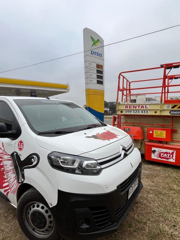 Somos una empresa dedicada al alquiler de maquinaria para trabajo seguro en altura: brazos articulados, plataformas tijera y telescópicas . Contamos con equipos eléctricos y diésel camioneta y grua