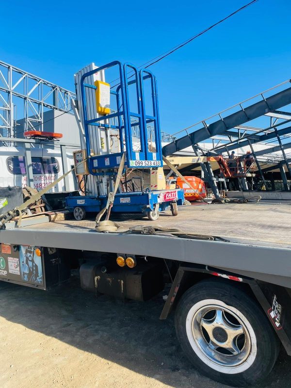 Somos una empresa dedicada al alquiler de maquinaria para trabajo seguro en altura: brazos articulados, plataformas tijera y telescópicas . Contamos con equipos eléctricos y diésel grua en camion