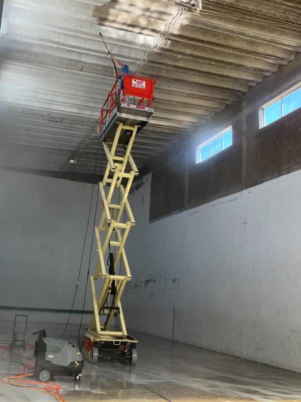 Somos una empresa dedicada al alquiler de maquinaria para trabajo seguro en altura: brazos articulados, plataformas tijera y telescópicas . Contamos con equipos eléctricos y diésel maq4